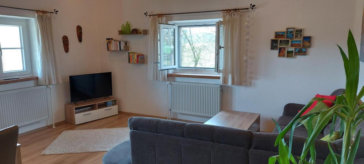 Ruhig Gelegene Ferienwohnung Im Gruenen Mit Terrasse Und Kleinem Garten Rotthalmuenster Exterior photo