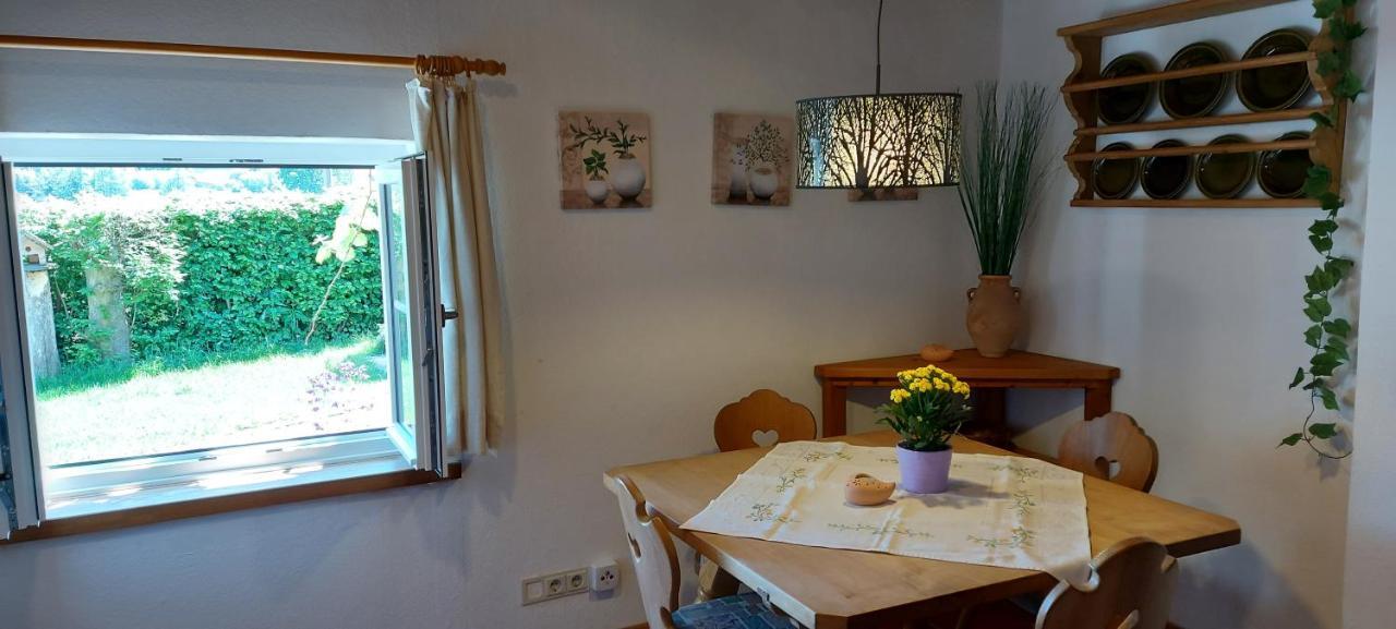 Ruhig Gelegene Ferienwohnung Im Gruenen Mit Terrasse Und Kleinem Garten Rotthalmuenster Exterior photo